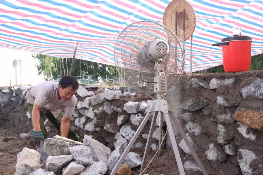 Dù sử dụng nhiều biện pháp chống nóng như chườm đá lên mặt, bật quạt khi làm việc... nhưng vẫn không khả quan trước cái nắng đổ lửa của Miền Trung vào những ngày đầu tháng 6.