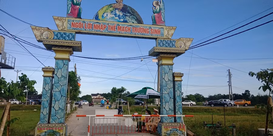 Đường vào thôn Đông Hà 1 và Đông Hà 2 (xã Thạch Long, huyện Thạch Hà) nơi ghi nhận các ca nhiễm COVID-19 trong 2 ngày qua