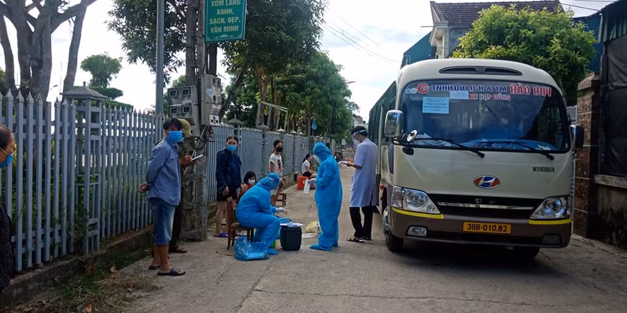 Ngành y tế lấy mẫu xét nghiệm người dân tại khu vực phong tỏa