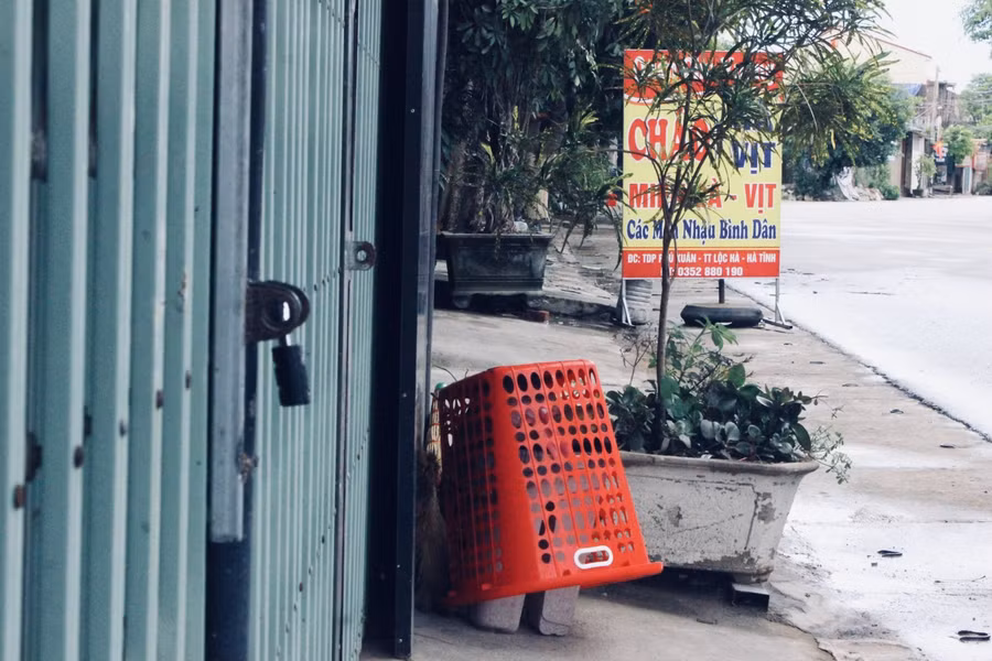 Các hộ dân đều đóng kín cửa, hạn chế ra ngoài