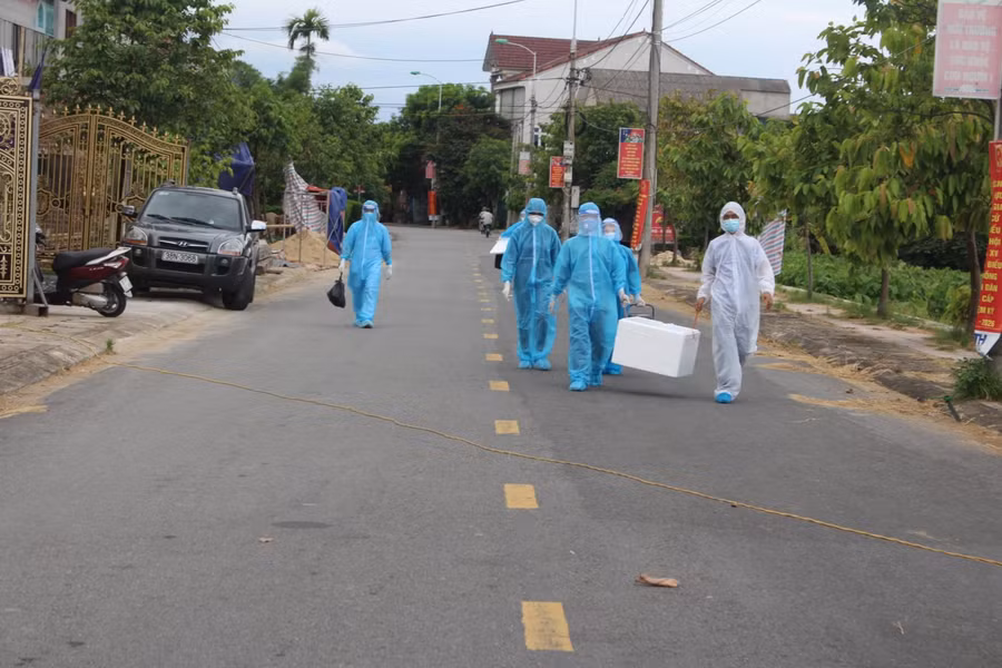 Nhiều ngày qua, đội ngũ y bác sỹ đã phải căng mình để mẫu xét nghiệm, rà soát các trường hợp liên quan đến ca lây nhiễm COVID