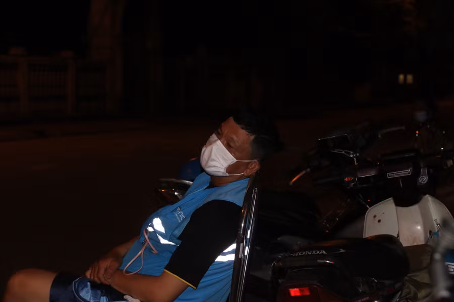 Theo dự kiến, công tác lấy mẫu ở TP Hà Tĩnh sẽ hoàn thành trước 12h ngày 10/6 với số lượng khoảng 25.000 đến 30.000 mẫu. Đến 7h ngày 9/6, TP Hà Tĩnh đã lấy được 11.116 mẫu xét nghiệm.