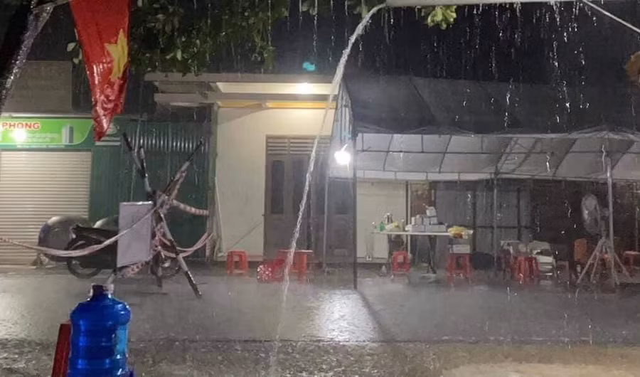 Sau nhiều ngày nắng nóng, Hà Tĩnh bất ngờ xuất hiện mưa lớn.