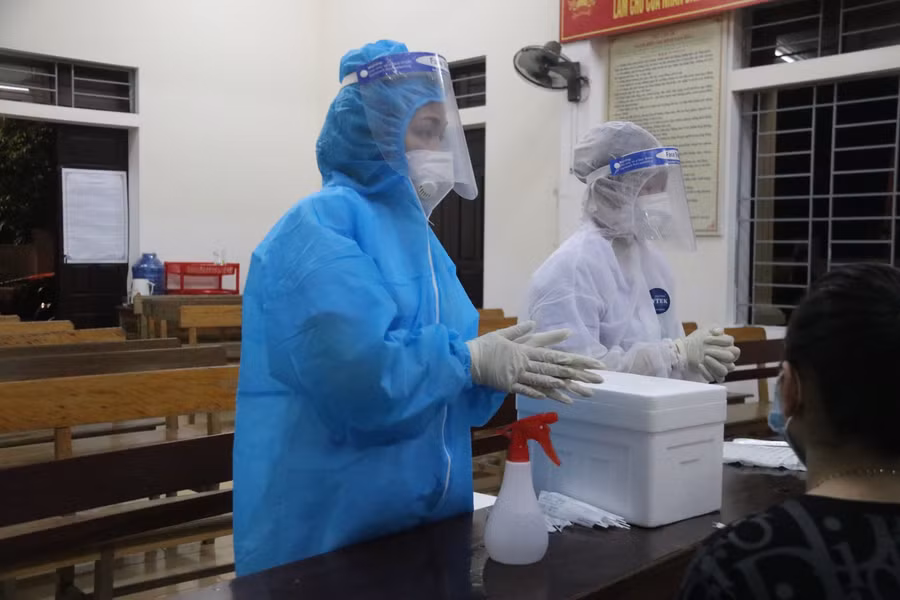 Chị Hoàng Thị Thái (Sn 1992, cán bộ Trung tâm y tế huyện Vũ Quang, Hà Tĩnh) cho biết, chị vừa nhận lệnh điều động vào khoảng 17h chiều nay. Sau khi xuống TP Hà Tĩnh, mọi người chỉ kịp ăn vội bữa tối sau đó bắt tay vào kíp làm việc.