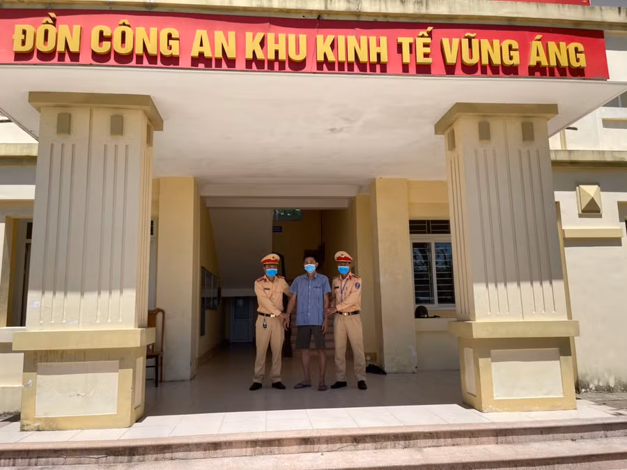 Lực lượng CSGT bàn giao tài xế Đông cho đồn CA khu kinh tế Vũng Áng (thị xã Kỳ Anh, Hà Tĩnh)