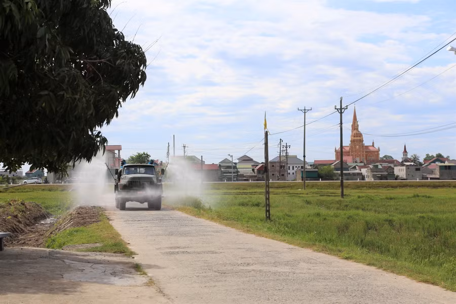 Xe đặc chủng tiến hành phun khử khuẩn đến từng nhiều tuyến đường, khu dân cư