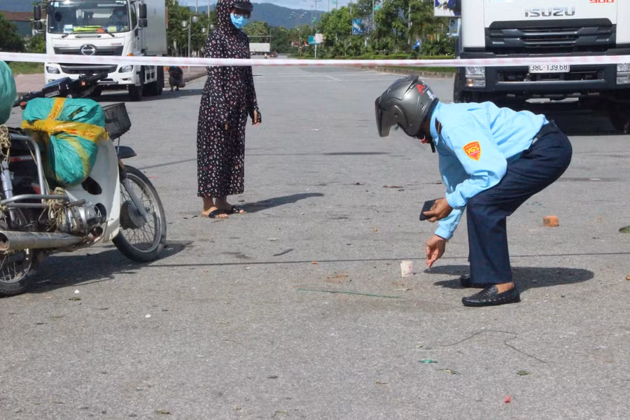 Tiền cũng phải đặt ở chốt giao nhận hoặc chuyển qua tài khoản