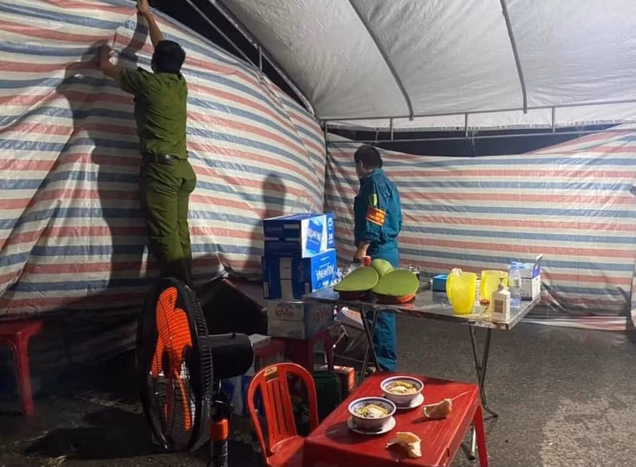 Bát mỳ tôm đang ăn dở, cán bộ, chiến sỹ đã phải "đối phó" với trận mưa bất ngờ.