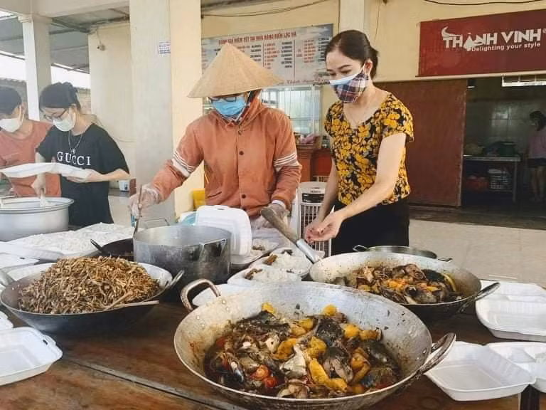 Hơn 1.600 suất ăn ủng hộ các lượng lượng và người dân vùng dịch