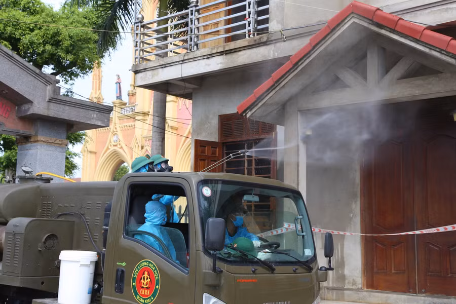 Phun khủ khuẩn khu vực nhà dân trong vùng phong tỏa