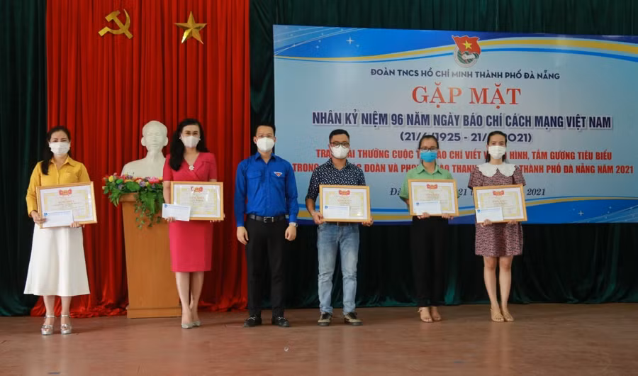 Tác giả Bùi Hoàng Vinh nhận giải A tại “Cuộc thi báo chí viết về mô hình, tấm gương tiêu biểu trong Công tác Đoàn và phong trào thanh thiếu nhi thành phố Đà Nẵng năm 2021”.