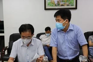 Lãnh đạo CDC Hà Tĩnh báo cáo tại cuộc họp sáng nay 5/6.