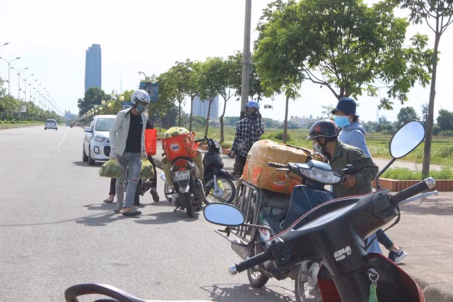 Luôn có vài tốp phu xe và shiper chờ sẵn ở những chốt kiểm soát, nhất là những chốt nằm tại các khu vực cửa ngõ TP Hà Tĩnh như: Cầu Phủ, Cầu Cày, Hàm Nghi-Đông Lộ, Cầu Đò Hà...