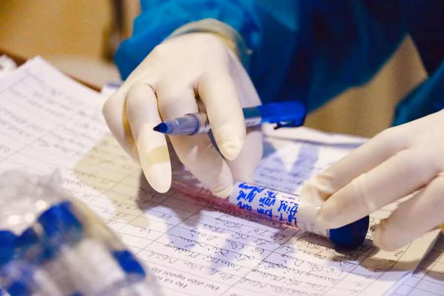 Các mẫu bệnh phẩm được ghi chép thông tin cẩn thận...