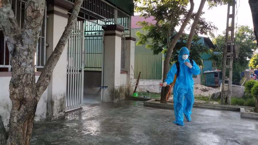 Ngành y tế phun tiêu độc khử trùng tại khu vực nhà dân.