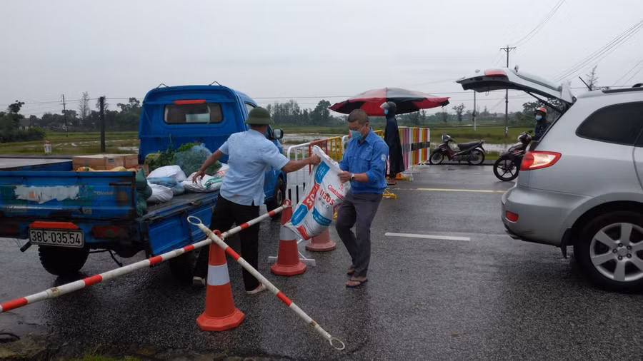 Vặn chuyển rau củ đến các chốt kiểm soát phường Nguyễn Du (TP Hà Tĩnh)