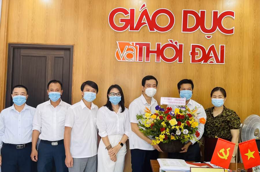 Ông Nguyễn Thành Đồng, phó Trưởng ban Tuyên giáo Tỉnh ủy chúc mừng VP báo GD&amp;TĐ khu vực Miền Trung - Tây Nguyên nhân dịp kỷ niệm 96 năm ngày Báo chí Cách mạng Việt Nam.