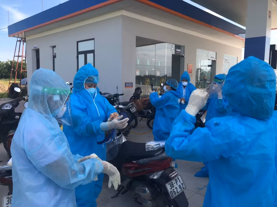 15h ngày 6/6, các cán bộ, nhân viên y tế đã có mặt để chuẩn bị lấy mẫu xét nghiệm tất cả người trong thôn