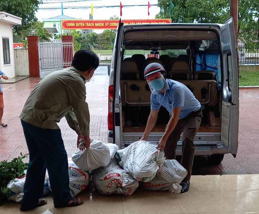 Hơn 6 tấn rau củ và nhiều nhu yếu phẩm đến với người dân vùng phong tỏa
