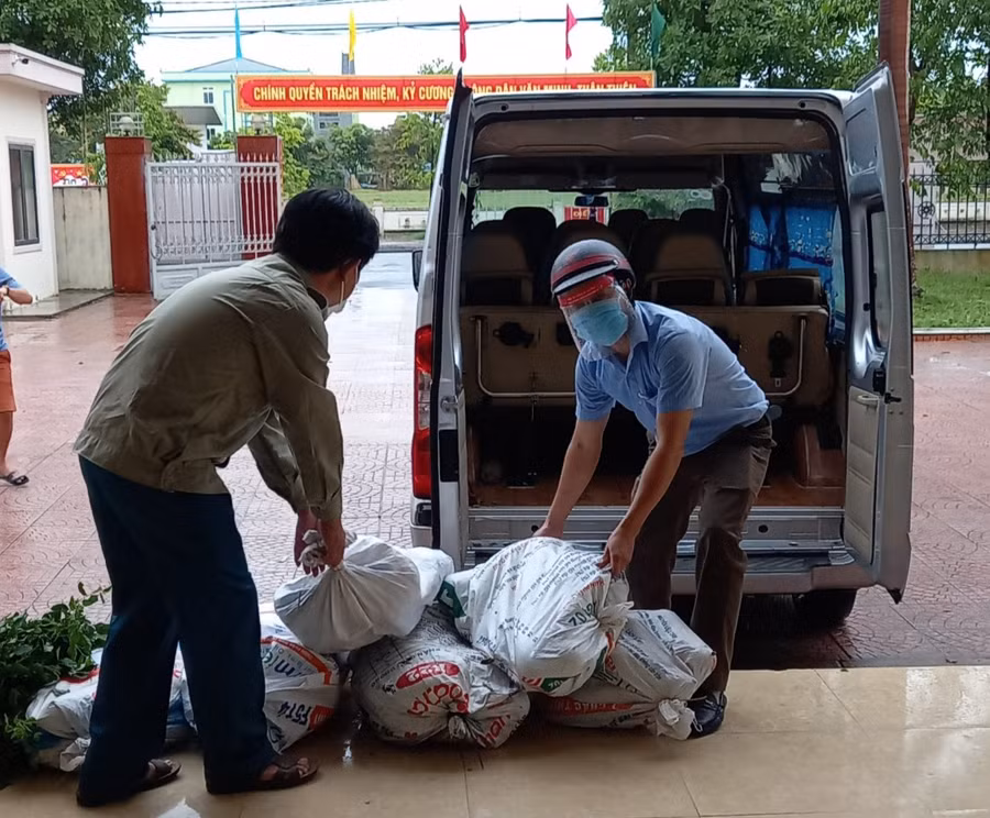 Hơn 6 tấn rau củ và nhiều nhu yếu phẩm đến với người dân vùng phong tỏa