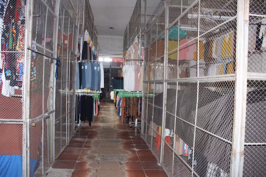 Lo ngại dịch bệnh COVID-19, trong chiều qua (7/6), hàng trăm tiểu thương kinh doanh tại chợ Hà Tĩnh đã đóng cửa. Đây là lần thứ 2 các tiểu thương chợ Hà Tĩnh đóng cửa đồng loạt từ khi xuất hiện dịch bệnh COVID-19 kể từ năm 2020.