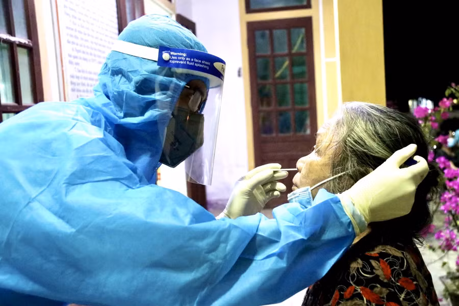 Lấy mẫu xét nghiệm cho 234 hộ dân tại tổ dân phố 7, phường Tân Giang (TP Hà Tĩnh).