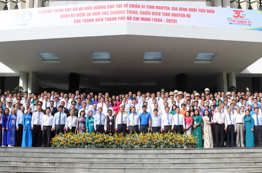 Các đại biểu chụp ảnh lưu niệm. (Ảnh: Bảo Anh)