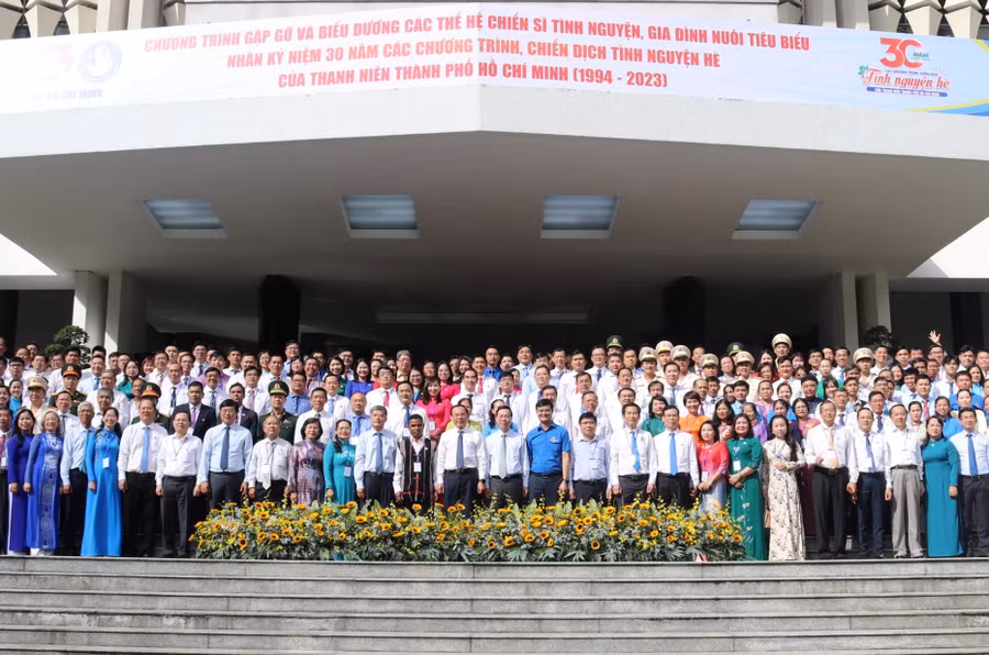 Các đại biểu chụp ảnh lưu niệm. (Ảnh: Bảo Anh)