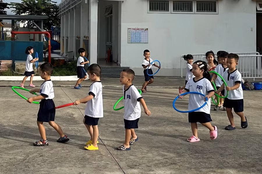 Trẻ Trường mầm non Phước Long B (TP Thủ Đức, TPHCM) trong giờ thể dục.