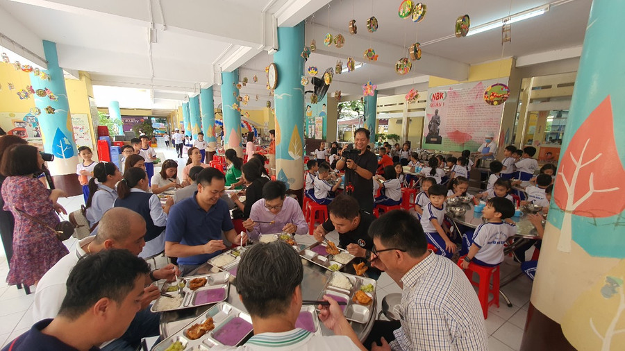 Với nhiều phụ huynh đây là lần đầu tiên được vào thăm giờ ăn của con tại trường. Với nhiều phụ huynh đây là lần đầu tiên được vào thăm giờ ăn của con tại trường.
