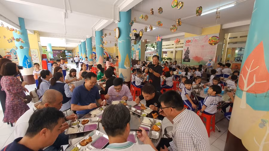 Với nhiều phụ huynh đây là lần đầu tiên được vào thăm giờ ăn của con tại trường.