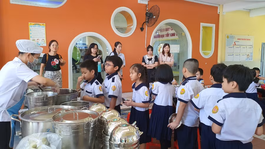 Phụ huynh được xem các con ăn tại trường ra sao.