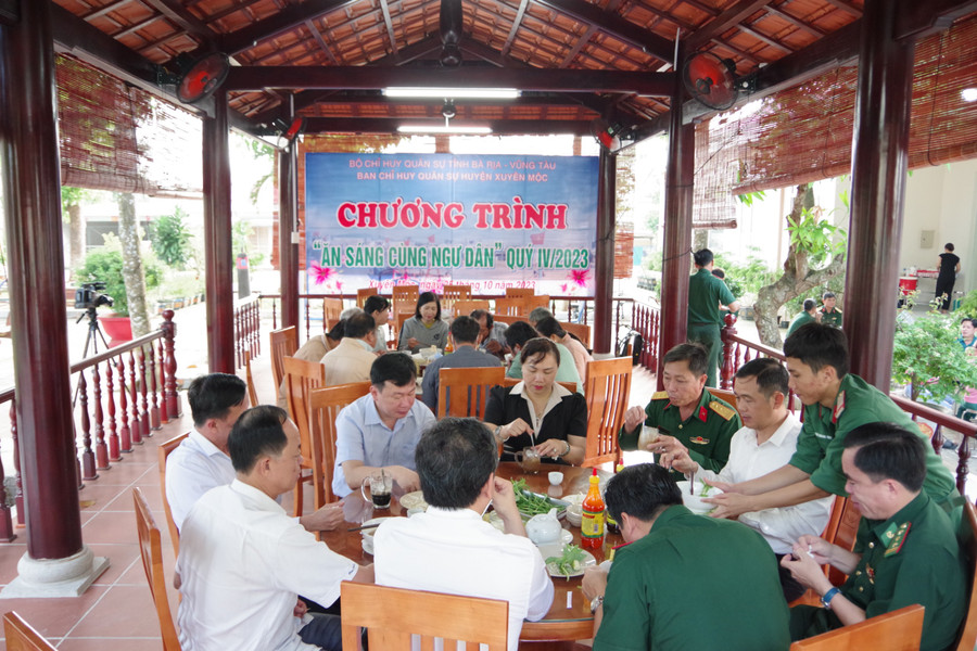 Bà con ngư dân cùng ăn sáng với lãnh đạo huyện Xuyên Mộc, Ban Chỉ huy Quân sự huyện Xuyên Mộc và lực lượng Bộ đội Biên phòng tỉnh Bà Rịa-Vũng Tàu. Bà con ngư dân cùng ăn sáng với lãnh đạo huyện Xuyên Mộc, Ban Chỉ huy Quân sự huyện Xuyên Mộc và lực lượng Bộ đội Biên phòng tỉnh Bà Rịa-Vũng Tàu.