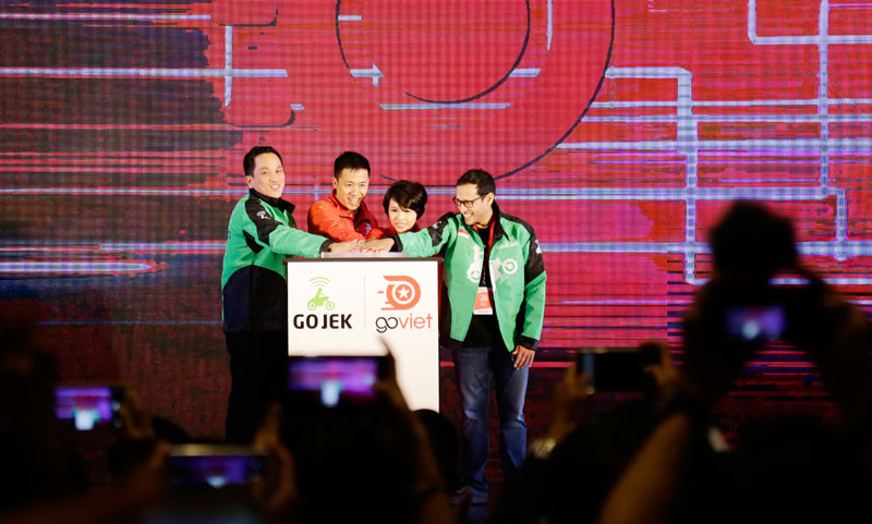 Bấm nút ứng dụng gọi xe công nghệ Go-Viet.