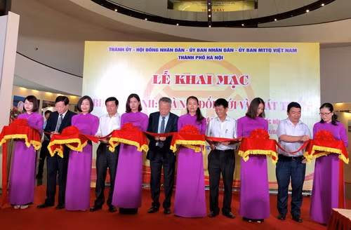 Đại diện lãnh đạo TP cắt băng khai mạc triển lãm