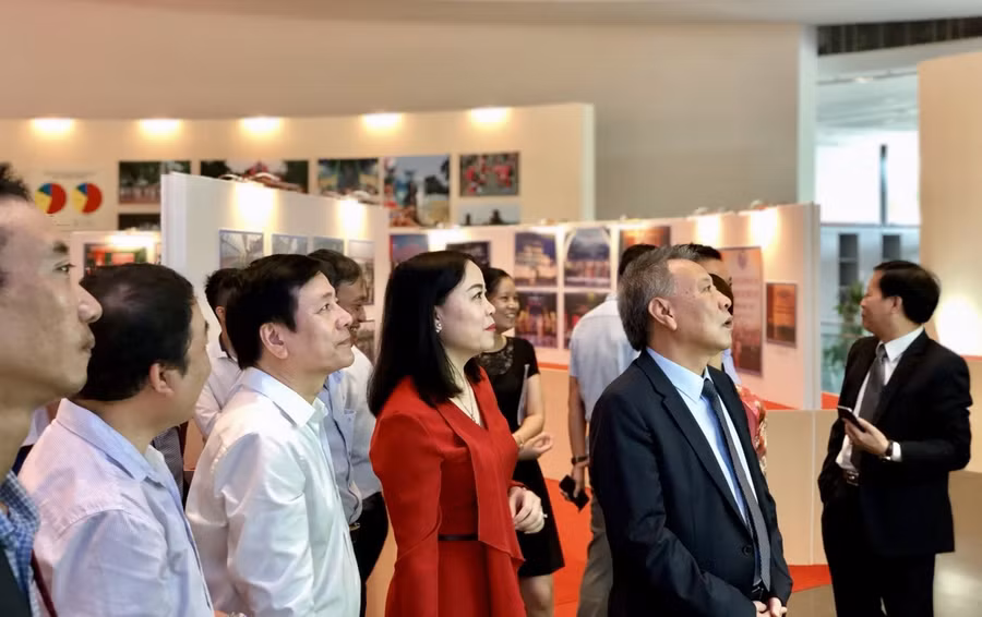 Các đại biểu đại diện lãnh đạo các ban ngành TP tham quan triển lãm