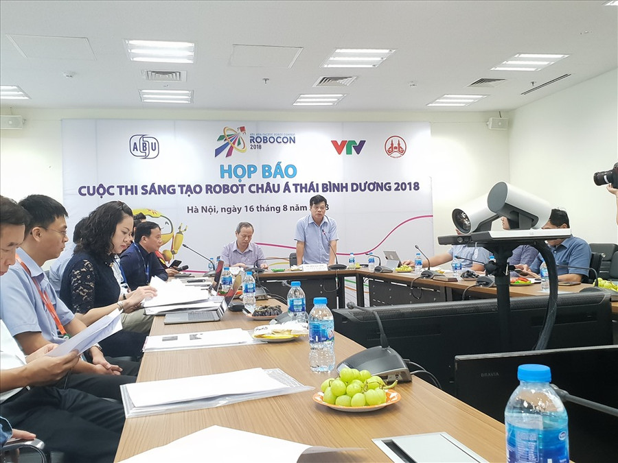 Ông Đinh Đắc Vĩnh- Phó tổng giám đốc VTV - Trưởng ban tổ chức Robocon 2018 phát biểu tại buổi họp báo