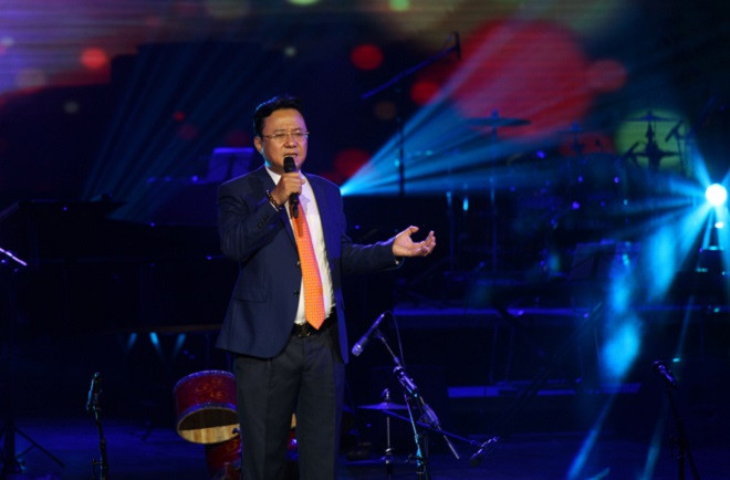 Nhà thơ Hồng Thanh Quang trình diễn những tác phẩm thơ của mình Nhà thơ Hồng Thanh Quang trình diễn những tác phẩm thơ của mình