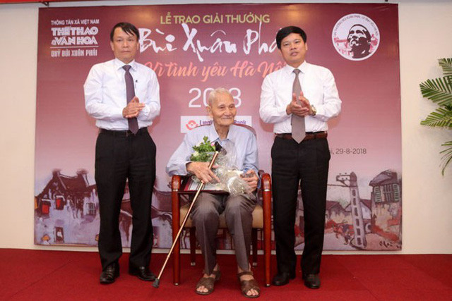 Cụ Nguyễn Bá Đạm được trao Giải thưởng Lớn – Vì tình yêu Hà Nội. Cụ Nguyễn Bá Đạm được trao Giải thưởng Lớn – Vì tình yêu Hà Nội.
