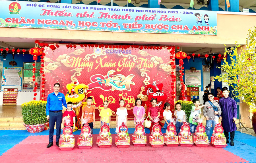Học sinh Trường tiểu học Nguyễn Thanh Tuyền nhận quà Tết. Học sinh Trường tiểu học Nguyễn Thanh Tuyền nhận quà Tết.