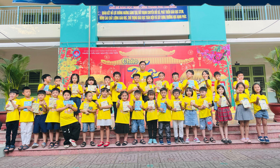 Học sinh Trường tiểu học Nguyễn Văn Trỗi háo hức những ngày cuối năm. Học sinh Trường tiểu học Nguyễn Văn Trỗi háo hức những ngày cuối năm.