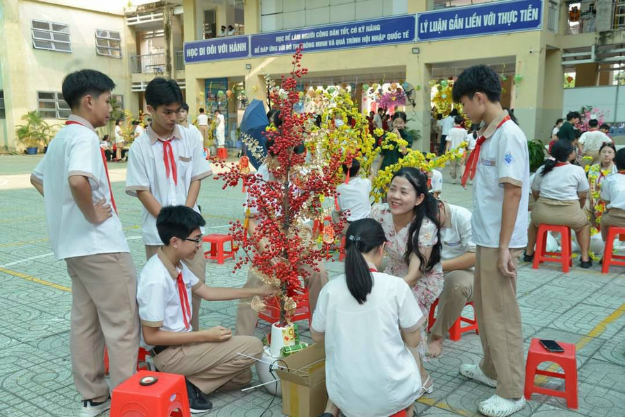 Không khí Tết rộn ràng tại Trường THCS Lương Định Của (TP Thủ Đức). Không khí Tết rộn ràng tại Trường THCS Lương Định Của (TP Thủ Đức).