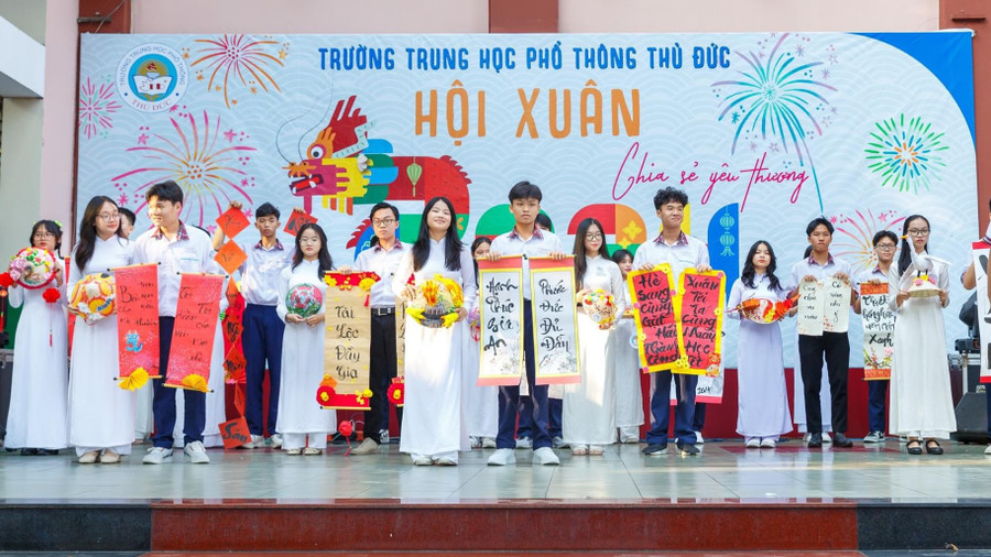 Học sinh Trường THPT Thủ Đức (TP Thủ Đức) hào hứng với hội xuân do nhà trường tổ chức. Học sinh Trường THPT Thủ Đức (TP Thủ Đức) hào hứng với hội xuân do nhà trường tổ chức.
