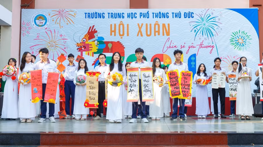 Học sinh Trường THPT Thủ Đức (TP Thủ Đức) hào hứng với hội xuân do nhà trường tổ chức.