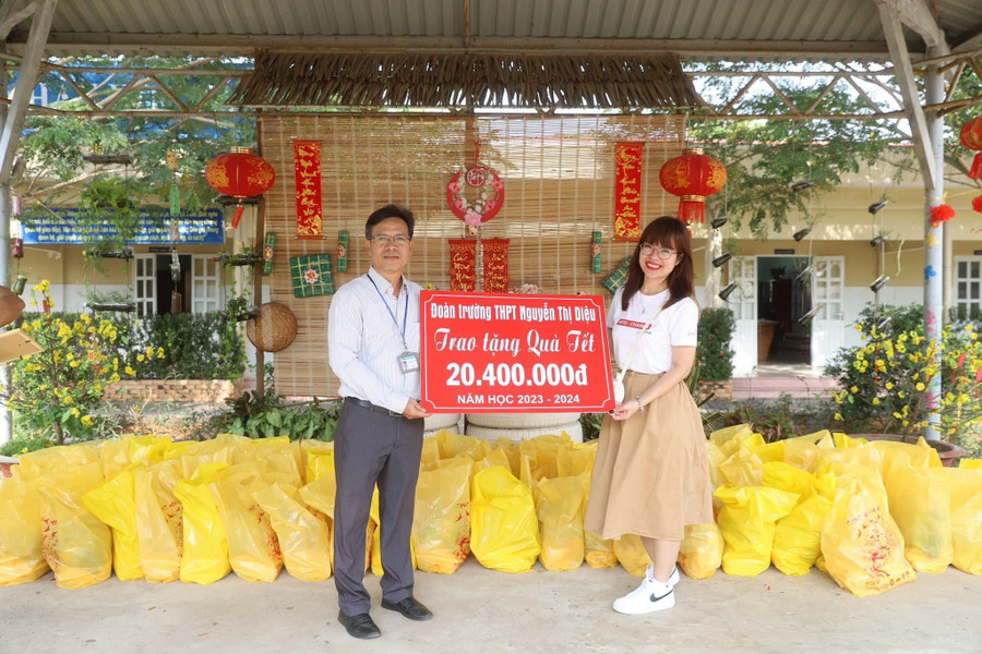 Cô Nguyễn Thị Tường Minh, Phó Hiệu trưởng Trường THPT Nguyễn Thị Diệu (quận 3) trao 68 phần quà Tết cho học sinh Trường tiểu học Doi Lầu (huyện Cần Giờ). Cô Nguyễn Thị Tường Minh, Phó Hiệu trưởng Trường THPT Nguyễn Thị Diệu (quận 3) trao 68 phần quà Tết cho học sinh Trường tiểu học Doi Lầu (huyện Cần Giờ).