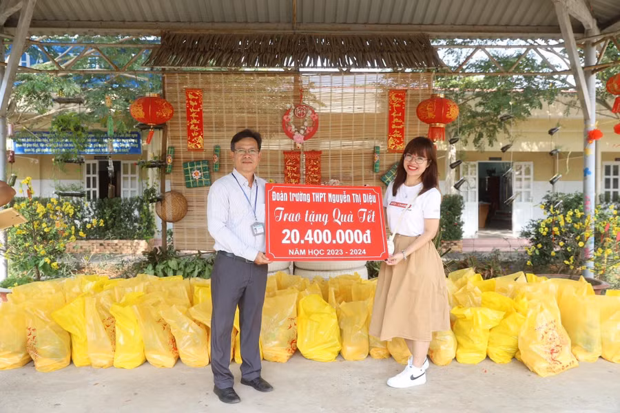 Cô Nguyễn Thị Tường Minh, Phó Hiệu trưởng Trường THPT Nguyễn Thị Diệu (quận 3) trao 68 phần quà Tết cho học sinh Trường tiểu học Doi Lầu (huyện Cần Giờ).