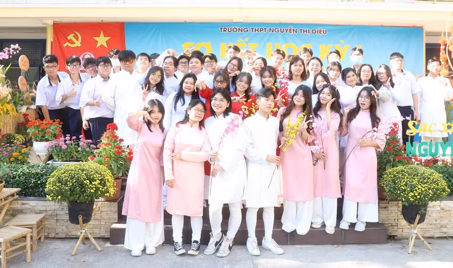 Sắc xuân ngập tràn Trường THPT Nguyễn Thị Diệu.