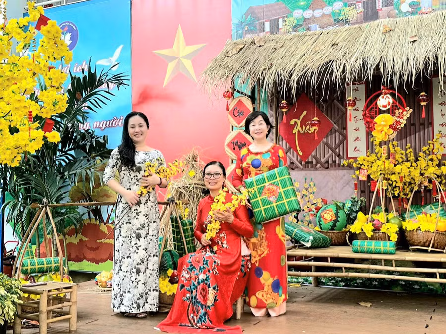 Giáo viên Trường tiểu học Hòa Bình (quận 1) cùng nhau lưu lại khoảnh khắc mùa Xuân.