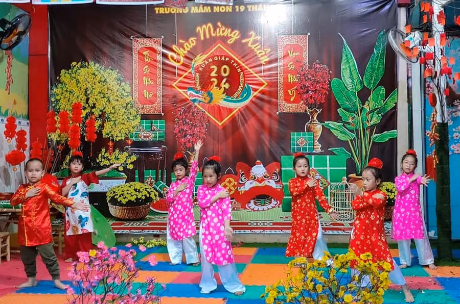 Trẻ Trường mầm non 19 Tháng 5 (quận 12) biễu diễn văn nghệ mừng Xuân Giáp Thìn 2024.