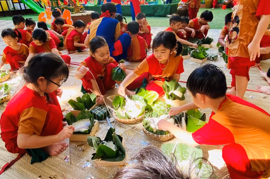 Trẻ trường mầm non Hoa Đào tham gia gói bánh chưng ngày Tết.